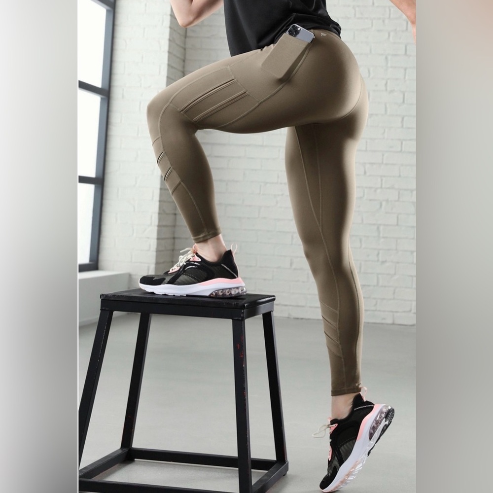 Fabletics motion 365+ Anywhere High-Waisted Moto 7/8 XL